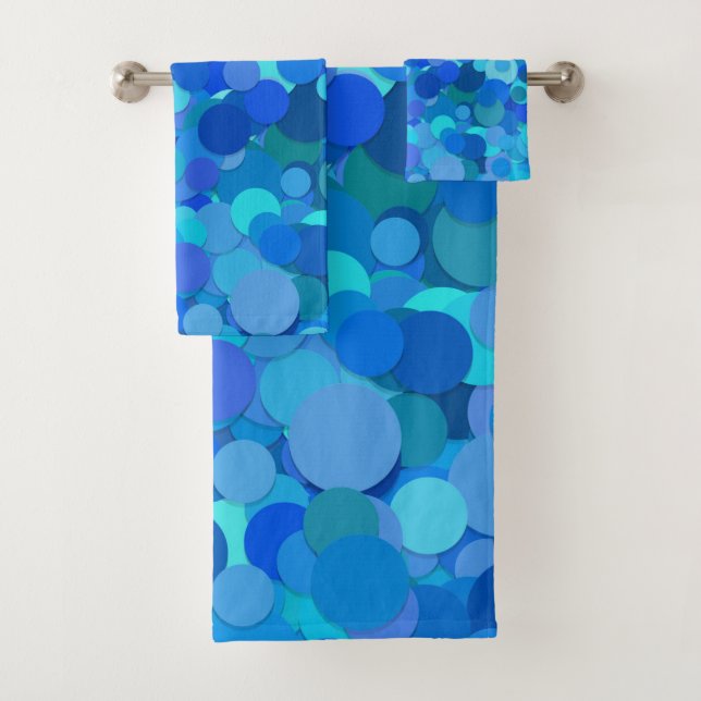 serviette de bain bleu confetti (En situation)