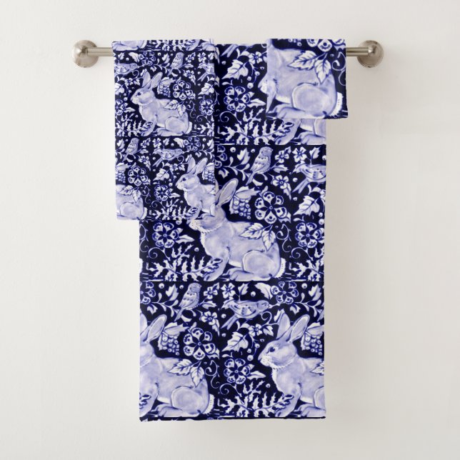 Serviette de bain bleu et blanc lapin Dedham (En situation)