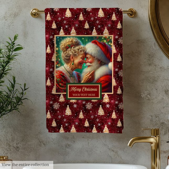 Serviette de bain M. et Mme Claus Cranberry (Unique Mr. and Mrs. Claus Cranberry Bath Towel)