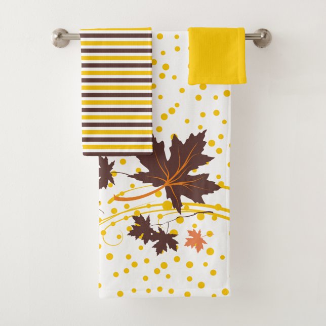Serviette de bain marron et jaune feuille en érabl (En situation)