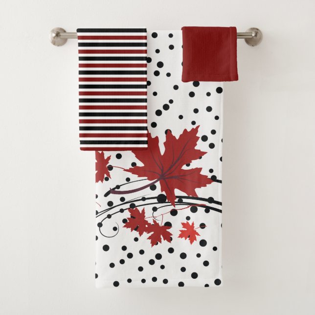 Serviette de bain rouge et noir feuille en érable (En situation)