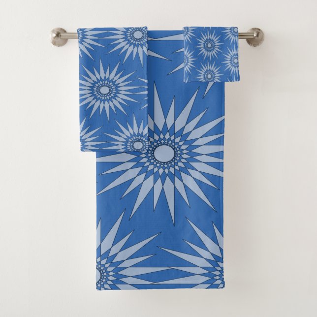 Serviette de bain - Starburst Carrelé sur Bleu (En situation)