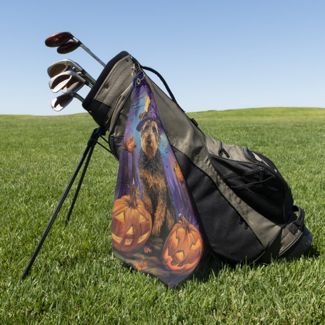 Serviette De Golf Éffrayant Airedale Halloween sorcière et Citrouill (Vert)