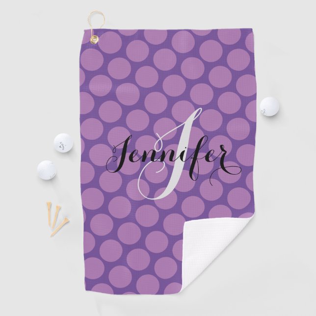 Serviette De Golf Élégant purple Polka Script personnalisé (En situation)
