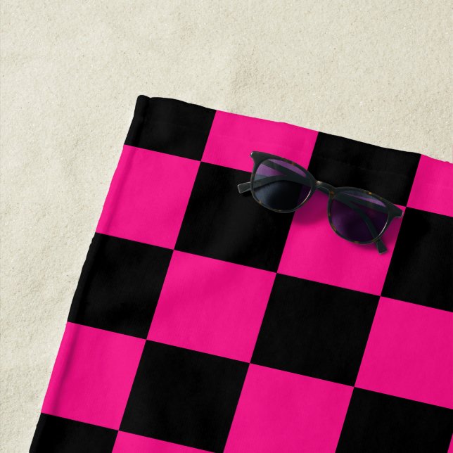 Serviette De Plage à damiers carré rose chaud noir rétro géométrique (En situation)