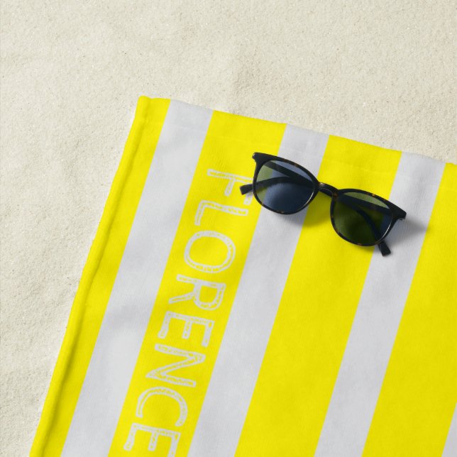 Serviette De Plage Bandes de cabane jaune vif - personnalisées (En situation)