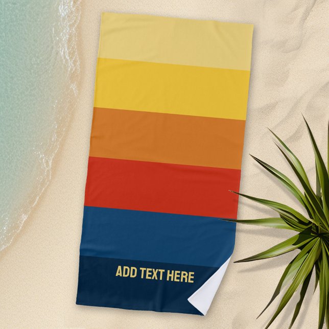 Serviette De Plage Bandes de coucher de soleil rétroactives avec nom  (Personalized Beach Towel with Sunset Retro Stripes and Text)