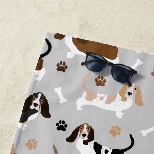 Serviette De Plage Basset Hound Chig Bones and Paws (En situation)