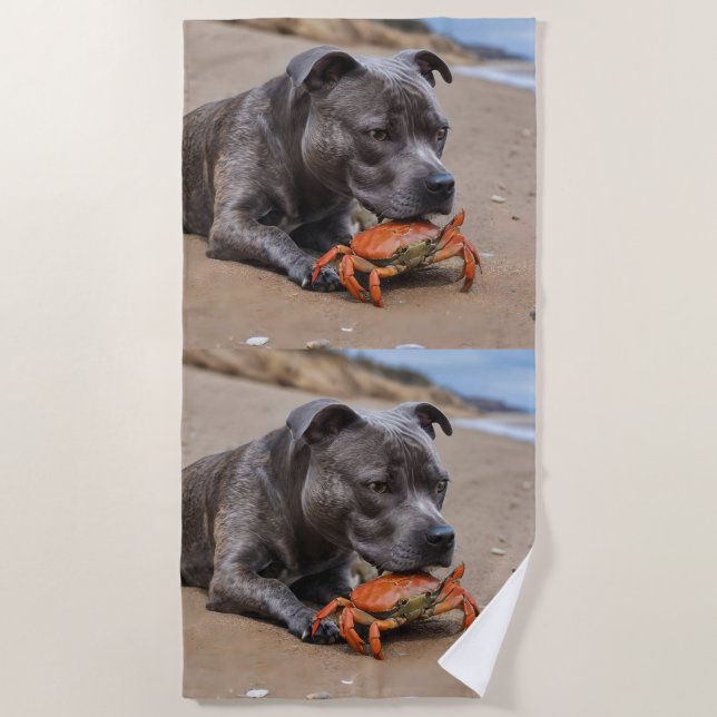 Serviette De Plage "Beachside Pals : A Staffy and its Crab Companion" (Devant)