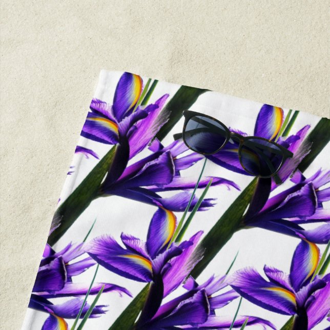 Serviette De Plage Belle Irises pourpres / Fleur Iris sur Blanc (En situation)