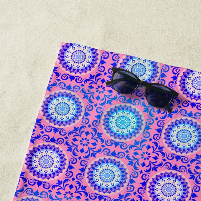 Serviette de plage bleu Mandala Motif rose Boho (En situation)