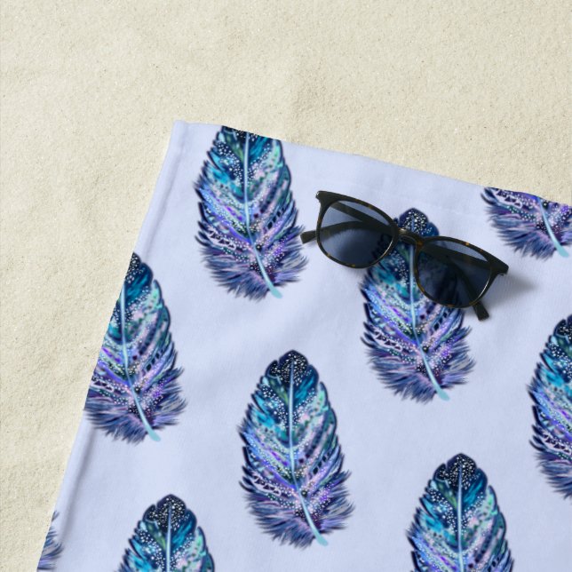 Serviette de plage bleue avec plumes (En situation)