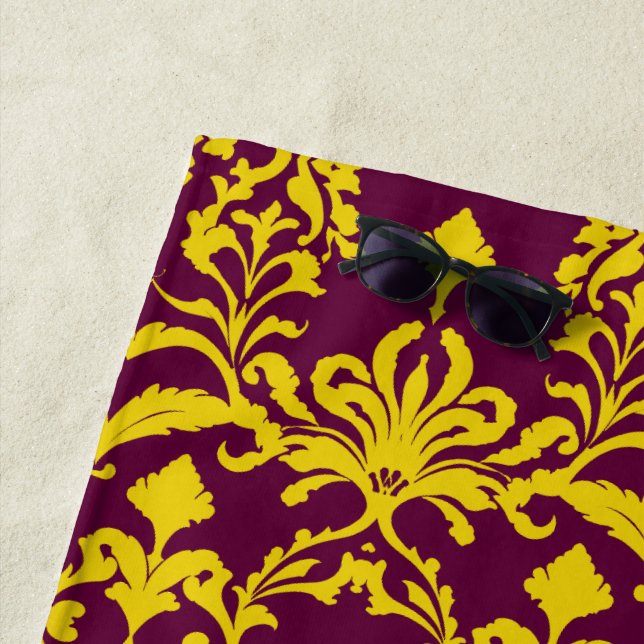 Serviette De Plage Bourgogne et Gold Royal Damask (En situation)