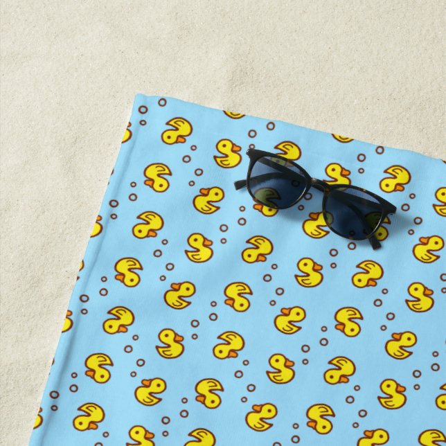 Serviette de plage canard jaune (En situation)