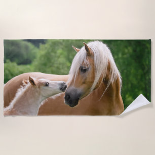 Serviette De Plage Chevaux mignons poulain de Haflinger et baiser de