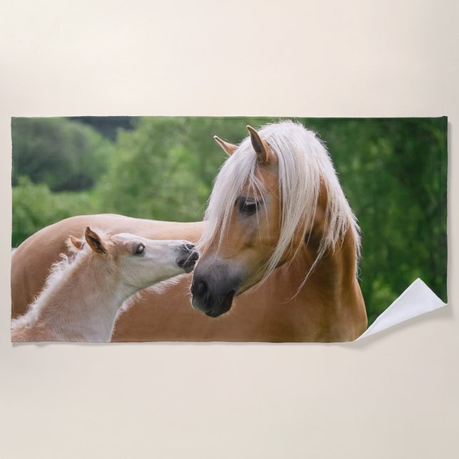 Serviette De Plage Chevaux mignons poulain de Haflinger et baiser de (Devant)