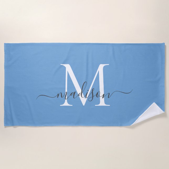 Serviette De Plage Chic Dusty Bleu Monogramme Élégant Gris Script (Devant)