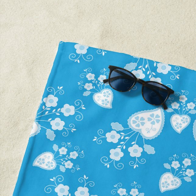 Serviette De Plage Coeur de fleur bleu avec fleurs motif (En situation)