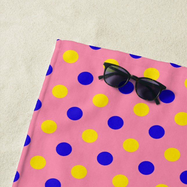 Serviette De Plage Conception de points polka rose bleu jaune  (En situation)