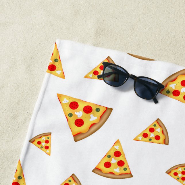 Serviette De Plage Cool et amusante pizza tranches motif sur blanc (En situation)