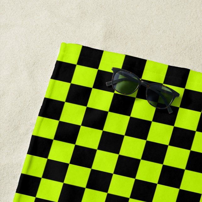 Serviette De Plage Damier noir et vert acide (En situation)
