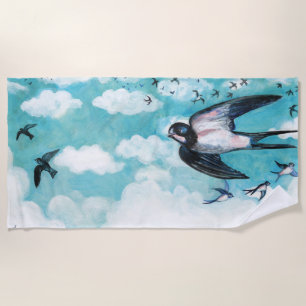 Serviette De Plage Des hirondelles volent au-dessus du ciel bleu nuag