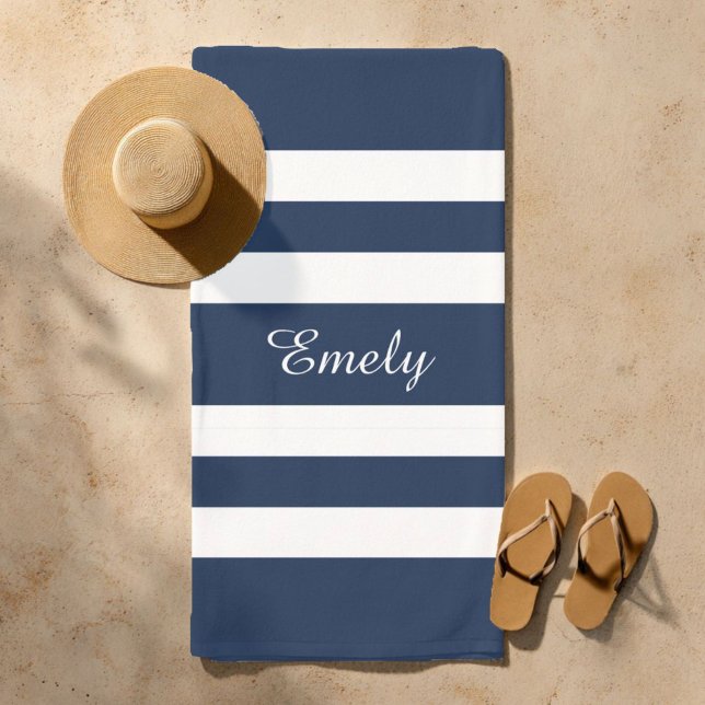 Serviette De Plage Elégante Motif Moderne Bleu Et Blancs Nom (Modern Elegant Blue And White Stripes Pattern Name Beach Towel)