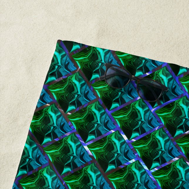 Serviette De Plage Émeraude verte et courbes, sous grille de nickel (En situation)