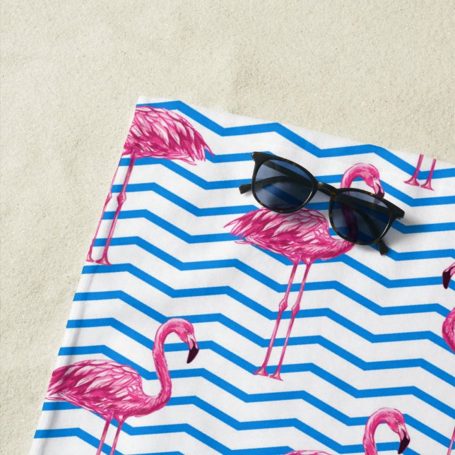 Serviette De Plage Flamants roses chevrons abstraits bleus monogrammé (En situation)