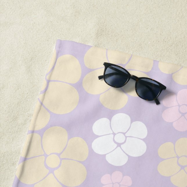 Serviette De Plage Fleur Motif - Pastel rose, jaune et violet (En situation)