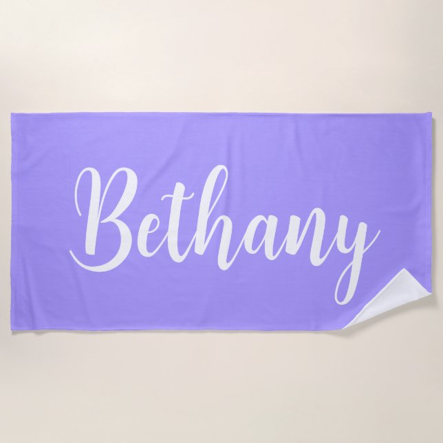 Serviette De Plage Grand nom en blanc sur Lavender (Devant)