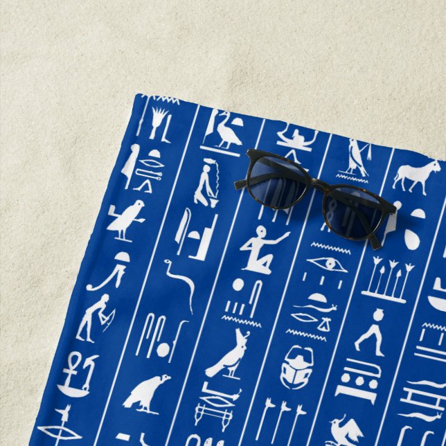Serviette De Plage Hiéroglyphes Blancs Sur Blue Beach Towel (En situation)