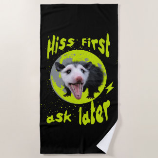 Serviette De Plage Hiss first, ask later Funny Opossum Hissing