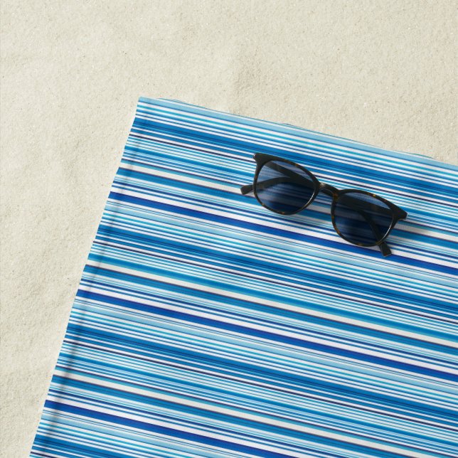 Serviette De Plage Jolies rayures bleues blanches (En situation)