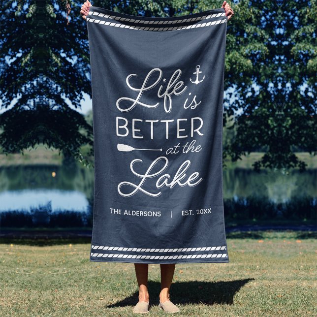Serviette De Plage La Vie Personnalisée Est Meilleure Au Lac (Créateur téléchargé)