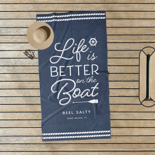 Serviette De Plage La Vie Personnalisée Est Mieux Sur Le Bateau (Créateur téléchargé)