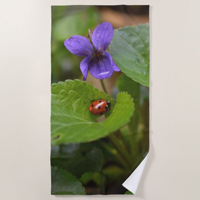 Serviette De Plage Ladybug sur les fleurs de violet doux (Devant)