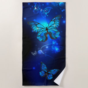 Serviette De Plage Le papillon morpho dans l'Arrière - plan sombre