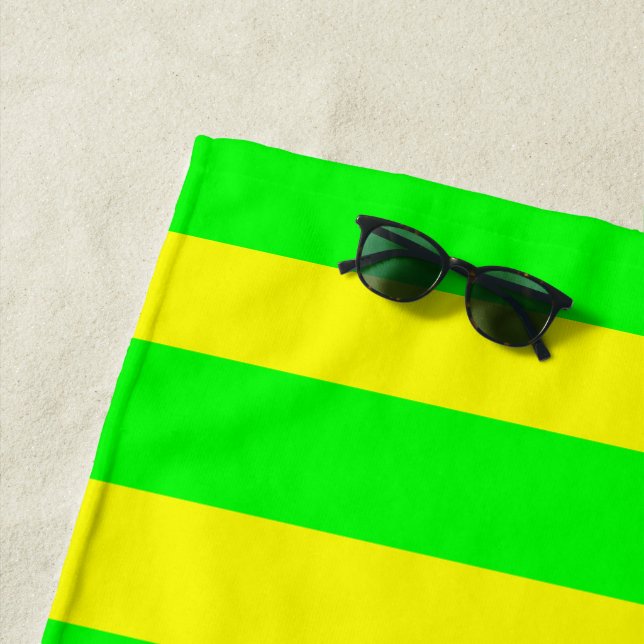 Serviette De Plage Lemon Yellow and Lime Green Stripes  (En situation)