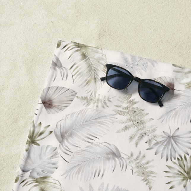 Serviette De Plage Luxueux Faux Gold Tropical Foliage Monogramme (En situation)