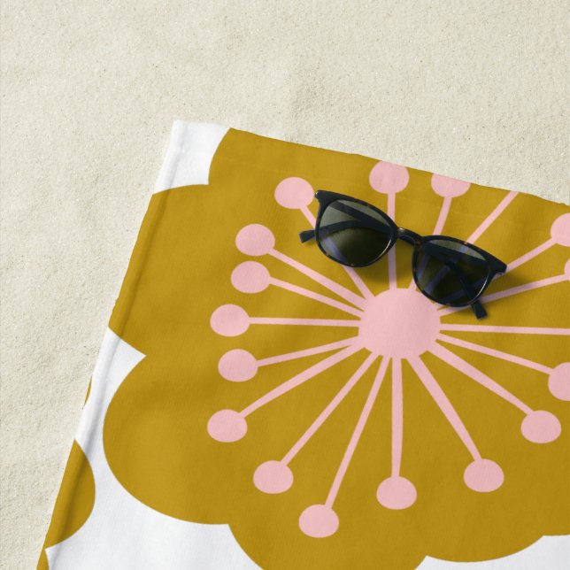 Serviette De Plage Mi-siècle Moderne Fleur Motif Mustard (En situation)