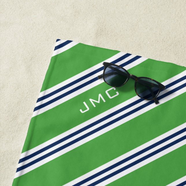 Serviette De Plage Monogramme 3 lettres Grandes vertes et bleues (En situation)
