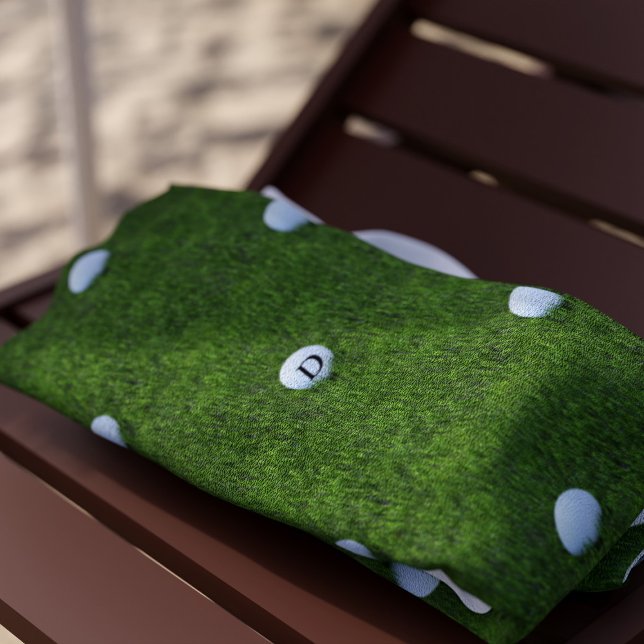 Serviette De Plage Monogramme de balle de golf moderne Golfo Green Gr (Green Grass Golf Ball Monogram Beach Towel with space for your initial)