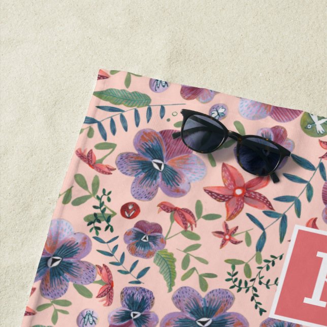 Serviette De Plage monogramme d'impression recto-verso rose floral (En situation)
