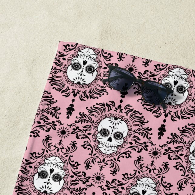 Serviette De Plage Mort Damask Noir sur Pink Sugar Motif crâne (En situation)