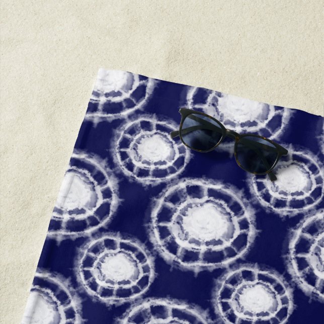 Serviette De Plage Motif des cercles Shibori bleu et blanc (En situation)