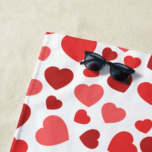 Serviette De Plage Motif Des Coeurs, Coeurs Rouges, Motif Des Coeurs (En situation)