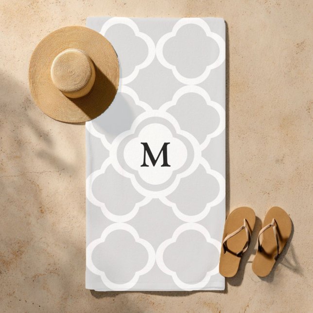 Serviette De Plage Motif Quatrefoil blanc gris Monogramme (Gray White Quatrefoil Pattern Monogrammed Beach Towel)