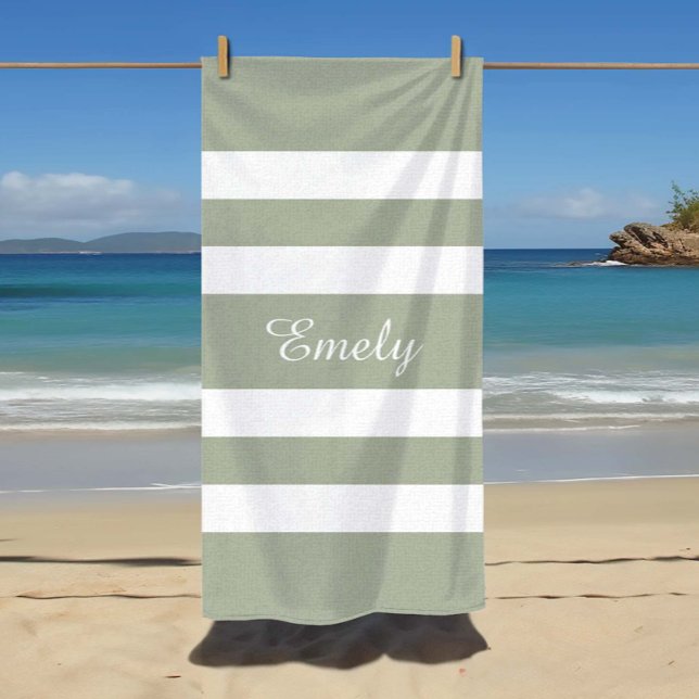 Serviette De Plage Nom du Motif rayé vert Sage moderne (Custom Name Modern Sage Green Striped Pattern Beach Towel)