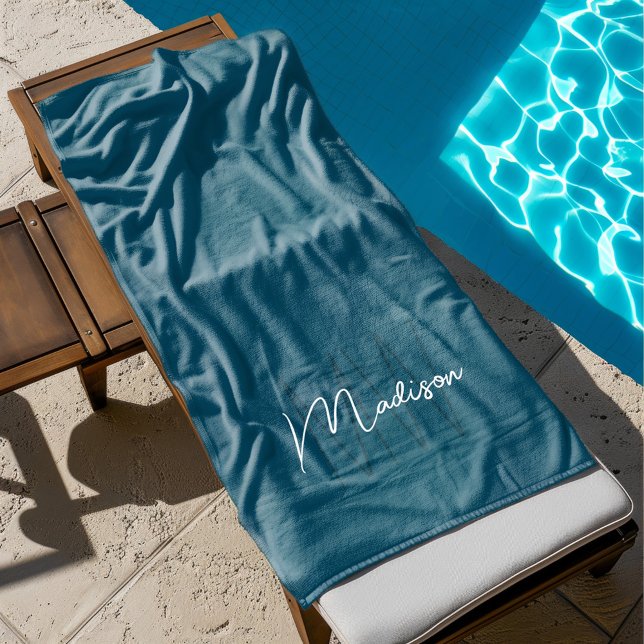 Serviette De Plage Nom Monogramme moderne Script Blue (Modern Monogram Name Script Blue Beach Towel)